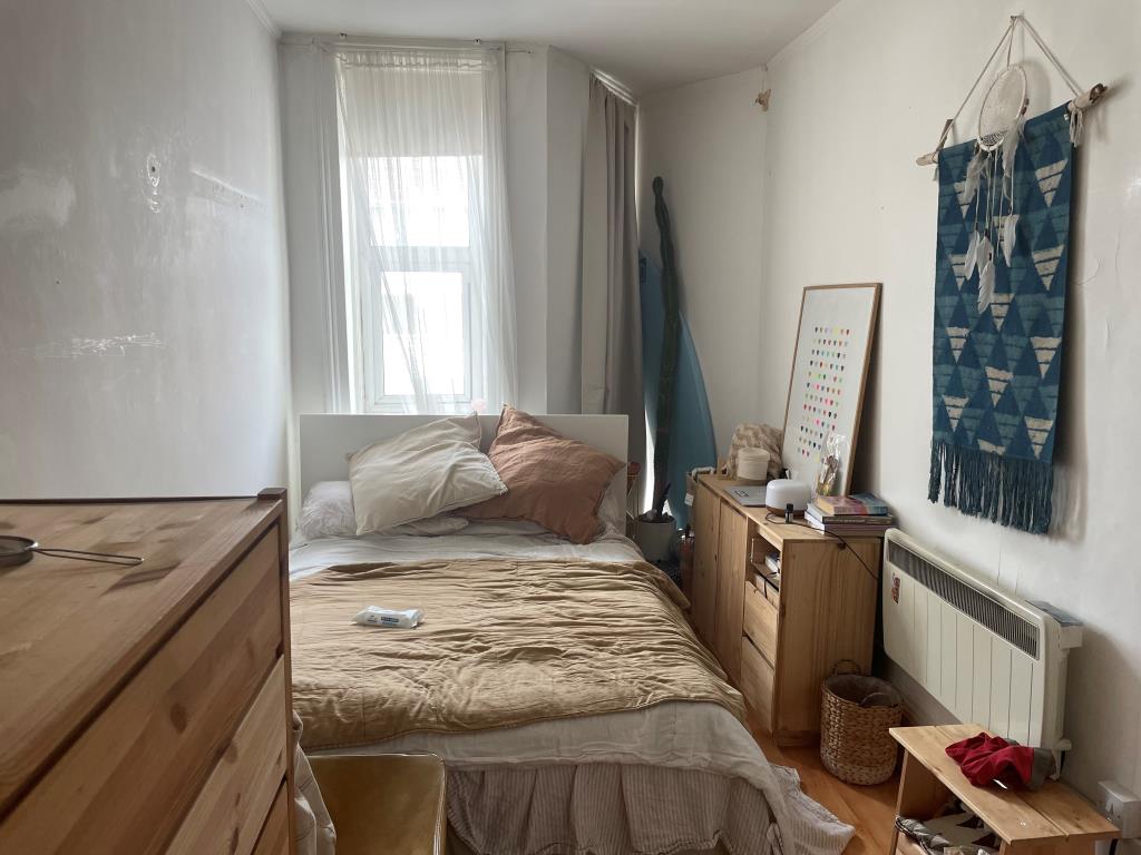 Lot: 171 - LEASEHOLD INVESTMENT - Bedroom with window to front